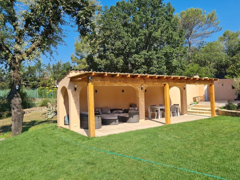 Construction de Pool House en Paca : créez un véritable espace de vie extérieur avec Les Piscines Logintec