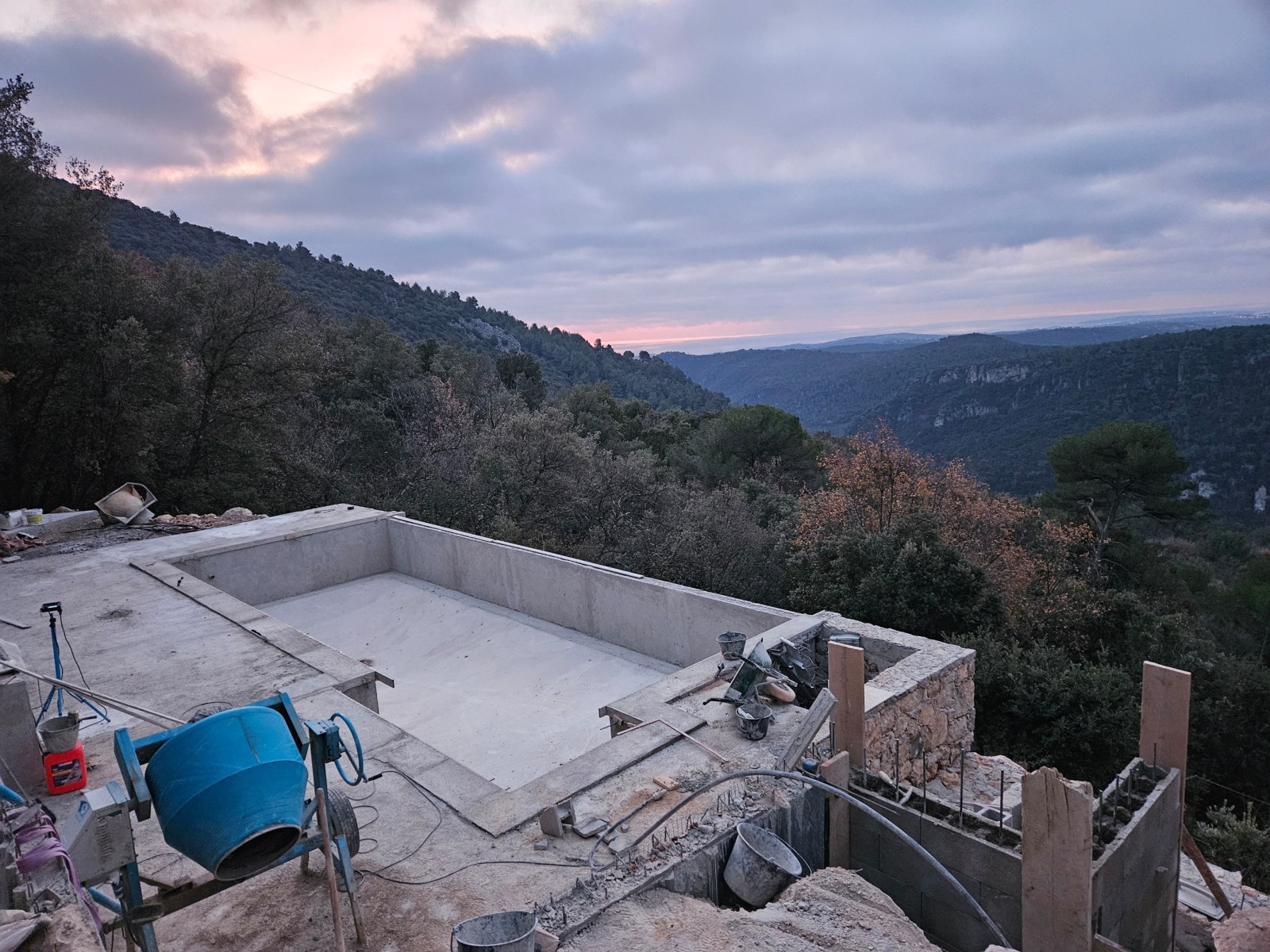 Construction de piscines avec terrain en pente en Paca : Notre expertise sur tous les terrains difficiles