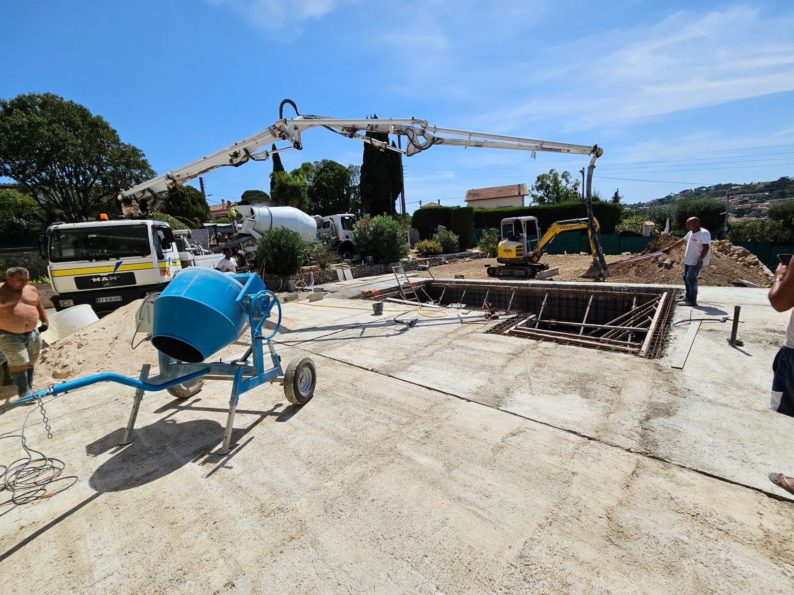 Fondation piscine en béton en Paca : bâtir un bassin durable sur des bases solides